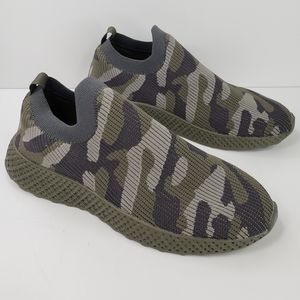 Blondo Sarah Thick Waterproof Camo Material Pull On Stretch Ankle Sneakers sz 9M